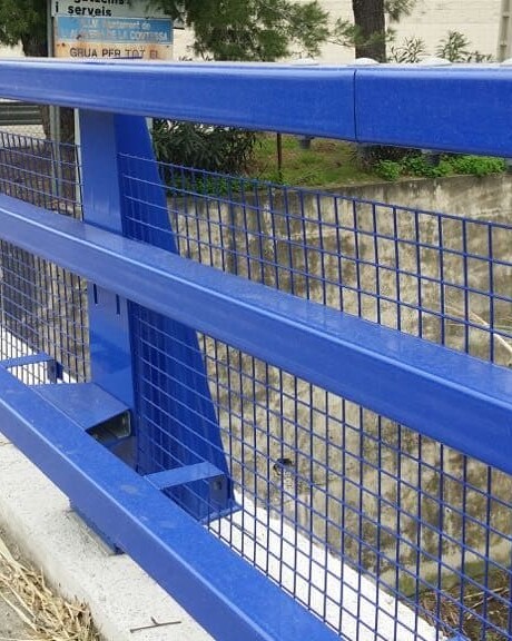 Metal parapets with attached grid or methacrylate solutions
