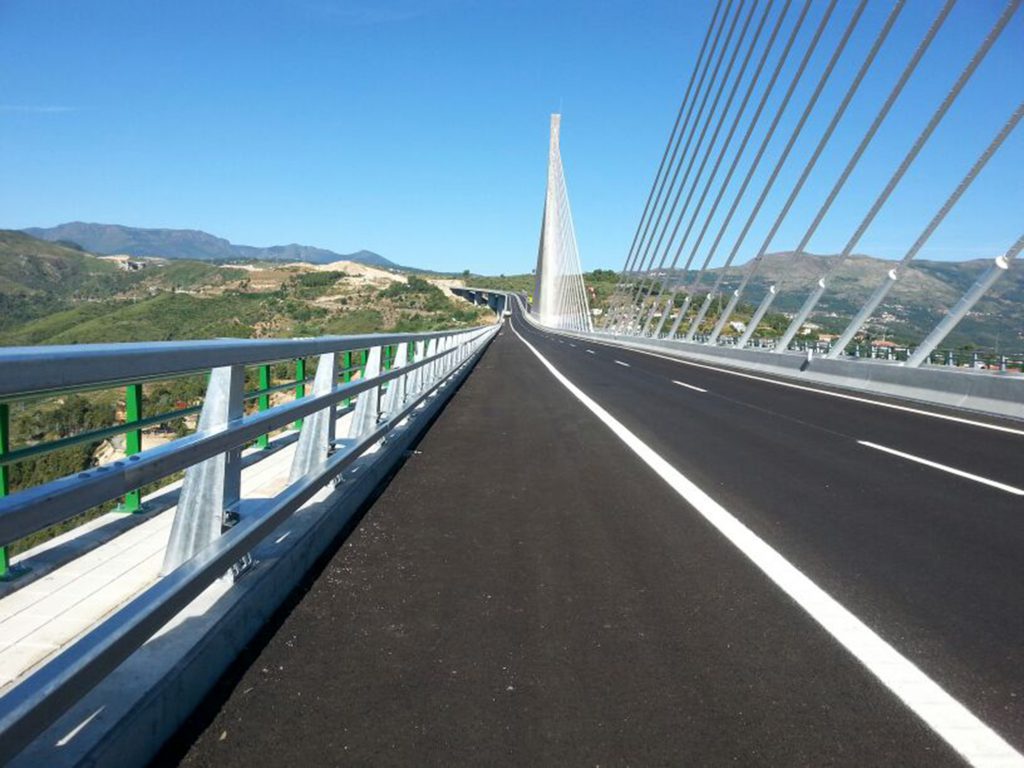 Viaduc sur le fleuve Metalesa