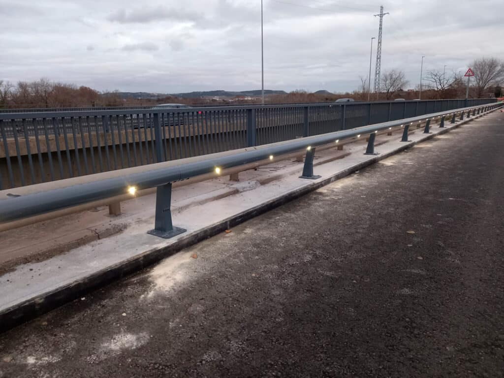 Parapet Led Metaurban®LED steel parapet project - Metalesa